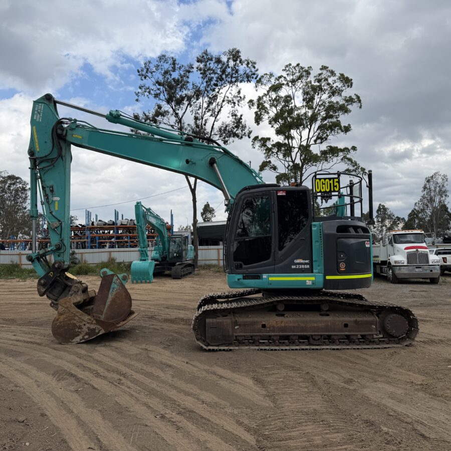 KOBELCO SK235SR-2 EXCAVATOR